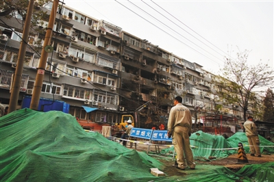 救援人員在現(xiàn)場排查。