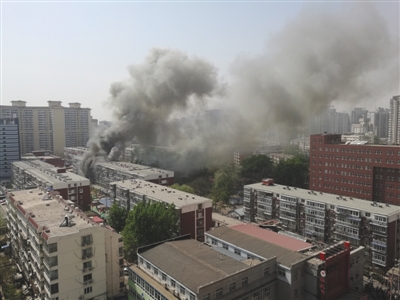 昨日，北京海淀區(qū)紅聯(lián)南村小區(qū)施工工地挖斷燃?xì)夤艿溃斐杀ㄒl(fā)居民樓火災(zāi)，致1死2傷，發(fā)生爆炸起火現(xiàn)場濃煙滾滾。CICPHOTO/總匯 攝