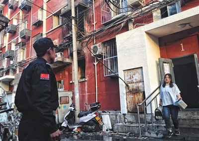 居民整理完家中的貴重物品后從居民樓走出。