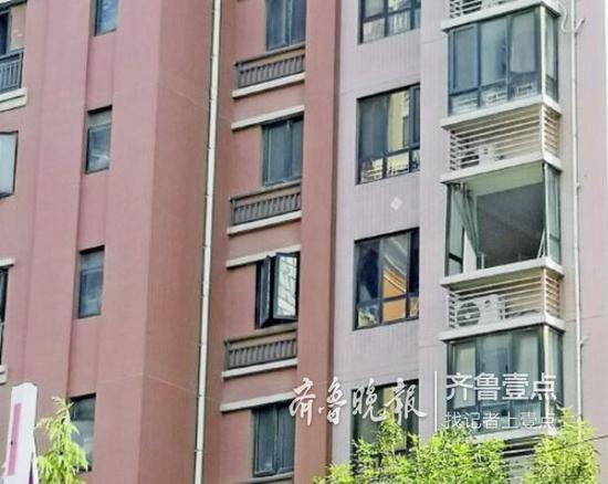 該住戶家的窗戶多處破損。 齊魯晚報·齊魯壹點記者 時培磊 攝