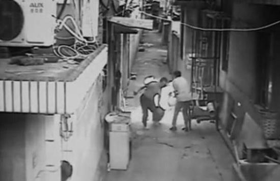 柳兆偉拖著冒火的煤氣瓶往河邊跑。視頻截圖